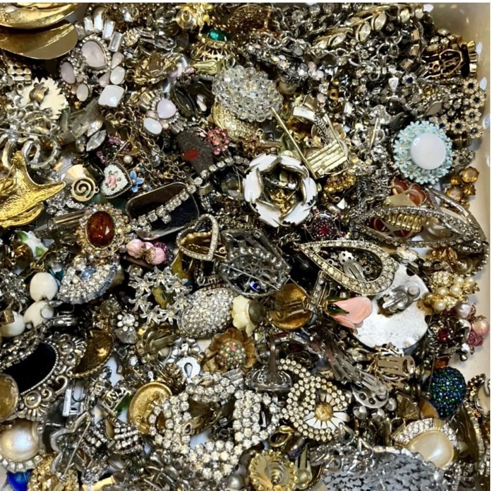 Huge 5 LB “POSH PERFECTLY” jewelry mystery box~ Gold & Silver jewelry - Picture 8 of 11